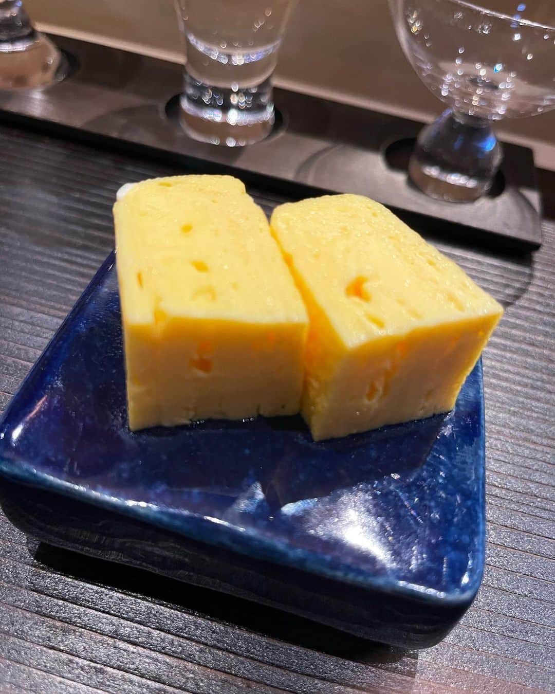 永岡怜子さんのインスタグラム写真 - (永岡怜子Instagram)「8月初旬に食べた新子🍣  青山の骨董通りにあるすし玲さん。2年ぶり。  現代アートに囲まれたお洒落な店内。 わいわい騒ぐような造りではないので、 上品に静かにお鮨を楽しめます。  器も綺麗だったり面白かったり。 殺傷能力高そうなトゲゾーの甲羅のような器も🐢 （写真最後）  あとお手洗いになんか スポンジボブみたいなやついたぞ？ これもアート？？🤔笑  ペアリングの日本酒は3つのお猪口で 飲み比べるスタイル。。。 お猪口が変わると味も変化して感じるらしいです💡  .  さてさて コースだったのですが 常軌を逸した少食の私に合わせて 途中から特別仕様に変更していただきました。  というか、あまりの少食さに 特別仕様にせざるを得なかったというか。。。笑  本当にお気遣いがありがたいですね。。。  お洒落な空間でお鮨を食みたい方へオススメなお店👌🏻 お値段もこの立地でこの内容なのに とてもありがたい設定です。 デートでもご褒美でも行きやすい✨  .  #酒乱のグルメ #たのしい隠居生活  #すし玲 #新子 #sushi #sushilovers #sashimi #sashimilover」8月26日 3時04分 - nagaoka_reiko