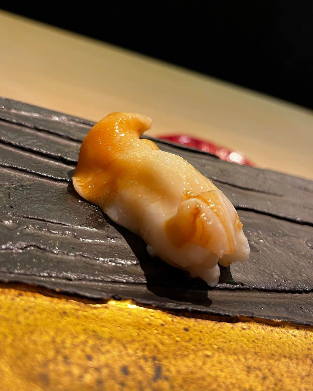 永岡怜子さんのインスタグラム写真 - (永岡怜子Instagram)「8月初旬に食べた新子🍣  青山の骨董通りにあるすし玲さん。2年ぶり。  現代アートに囲まれたお洒落な店内。 わいわい騒ぐような造りではないので、 上品に静かにお鮨を楽しめます。  器も綺麗だったり面白かったり。 殺傷能力高そうなトゲゾーの甲羅のような器も🐢 （写真最後）  あとお手洗いになんか スポンジボブみたいなやついたぞ？ これもアート？？🤔笑  ペアリングの日本酒は3つのお猪口で 飲み比べるスタイル。。。 お猪口が変わると味も変化して感じるらしいです💡  .  さてさて コースだったのですが 常軌を逸した少食の私に合わせて 途中から特別仕様に変更していただきました。  というか、あまりの少食さに 特別仕様にせざるを得なかったというか。。。笑  本当にお気遣いがありがたいですね。。。  お洒落な空間でお鮨を食みたい方へオススメなお店👌🏻 お値段もこの立地でこの内容なのに とてもありがたい設定です。 デートでもご褒美でも行きやすい✨  .  #酒乱のグルメ #たのしい隠居生活  #すし玲 #新子 #sushi #sushilovers #sashimi #sashimilover」8月26日 3時04分 - nagaoka_reiko