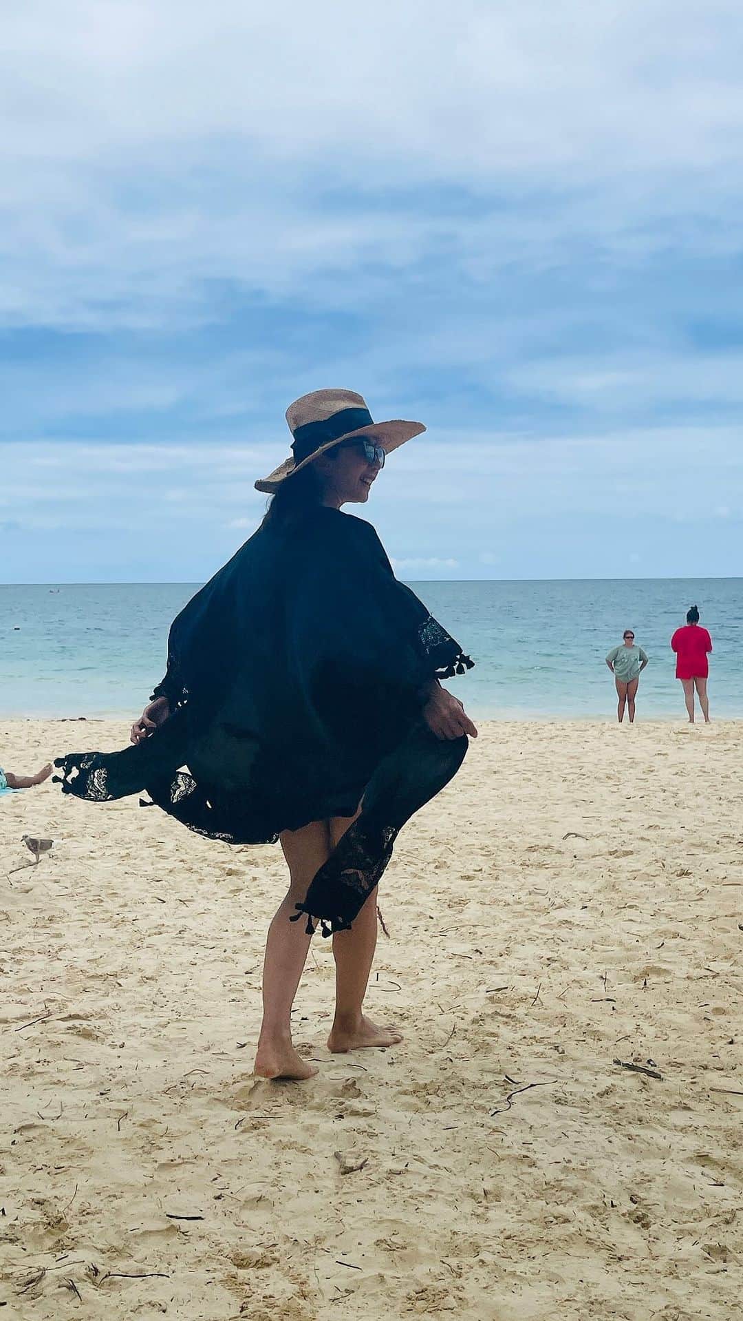 坂田陽子のインスタグラム：「ラニカイビーチへ。 ・ 以下。これから久々にハワイに行く、物価高、円安の為少しでも移動費用は抑えたいという方の為にお節介に情報共有で長くなります🤣興味がある方だけ笑笑 ・ ・  いつもはレンタカーだけど、 今回私のハラハラドキドキドライブで行くかUberか迷った挙句、 今月26日までのキャンペーンで ザ・バス　#thebus の通常一回乗車3$が 期間中はなんと無料という情報を聞きつけ、 ABCストアでホロカードというバスカードを受け取り（取り扱いはヒルトンハワイアンヴィレッジのレインボーバザール、ワイキキビーチ沿い、ロイヤルハワイアンセンター一階など。通常は課金制。無料キャンペーンは不定期でやるみたい） アラモアナショッピングセンター内から発車の67番カイルア行きに乗車。（※以前の56.57.57A路線は廃止。67ね！山側のバス停が始発なので、こちらで乗車した方が座れる！🤣）40分でカイルアタウンに到着。 海外のバスってどこで降りたら良いのか分からずつい敬遠してしまうけど、 Google先生に目的地入力し、移動手段をバスに選択すると、 バスの到着時間や遅延情報、 リアルに移動の状況が目に見えて、どこで降りるのか乗り過ごしもなく安心。降りたいバスストップ手前で窓際にある紐を引っ張りお知らせ。（ここはアナログなんだ🤣） これ、知らなかったけどめちゃくちゃ便利なんですね笑味を締めてその後もUberと併用で使いまくり🤣 ・ カイルアタウンの「カイルアロード+ハマクアドライブ」バス停で下車。そこから進行方向に 200mほど進んだ所にラニカイビーチ行きの671番のバスに乗り換え。 その前に、 ヴィーガンのお店、#beatboxで アボカドトーストと🥑グリーンスムージーボールとコーヒー☕️ ・ 671番で、カイルアビーチパークを通り過ぎて、終点のラニカイビーチ近くで降りたらそここからは徒歩。 素敵な住宅が並んでる所々にビーチへ通じる道があり、そこを抜けると「天国のビーチ」と称される、雪塩みたいな白砂、マリンブルーの海、そして向こうにはチャイナマンズハット。本当に穏やかなビーチで時間を忘れさせてくれる。 が、環境保護のため、トイレやシャワーなど一切無く、お酒も勿論NGなので、 天国気分を早々に切り上げ またバスでカイルアビーチの方に戻り、パーク目の前にある　#buzzs へ。 ・ ここの名物マイタイがめちゃくちゃアルコール強くてラニカイでビール我慢した分、一気に酔える🤣コスパ良し🤣🤣 お店の方に、「かなりストロングだよ？大丈夫？」と何度も念押しされたので、ちょいと弱めのマイタイにしたけど、 それでも一杯で充分酔った🤣そしてハンバーガーもとても美味しい🍔 ・ と、結構下手な情報も織り交ぜ長々とすみません🤣まだ酔ってるかな笑 ・ バスの無料キャンペーンは不定期にあるみたいだから滞在中、その期間に当たったラッキー🤞 何よりも、運転者に気も遣わずお酒を飲めるのって最高😆‼️ ・ ・ #hawaii  #天国のビーチ　#ラニカイビーチ #lanikai  #lanikaibeach  #kailua #kailuabeach #thebus」