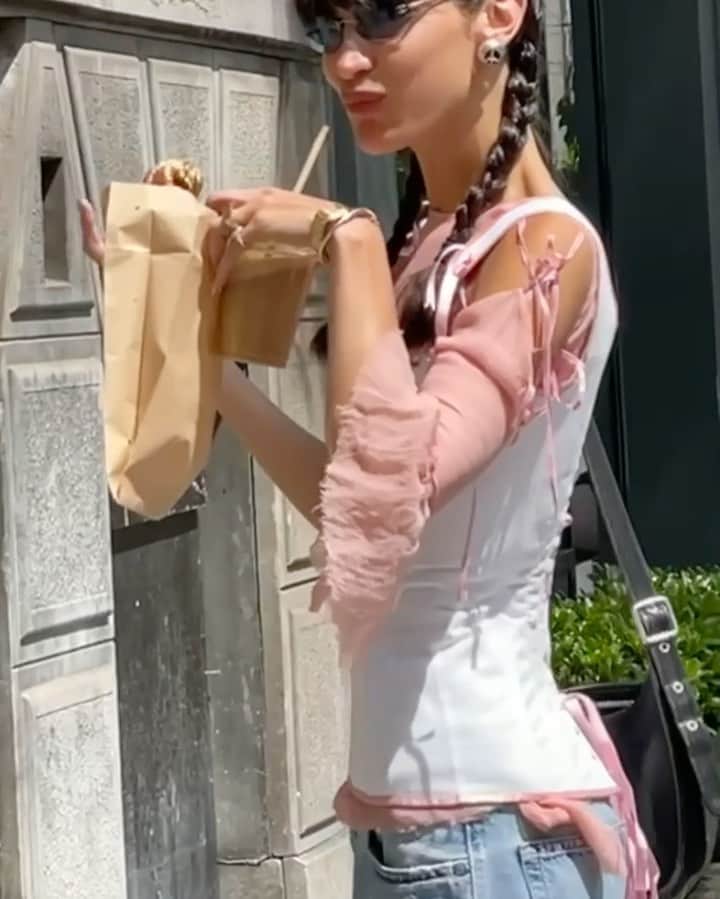 ベラ・ハディッドのインスタグラム：「surprised my mumma in holland a few weeks ago」