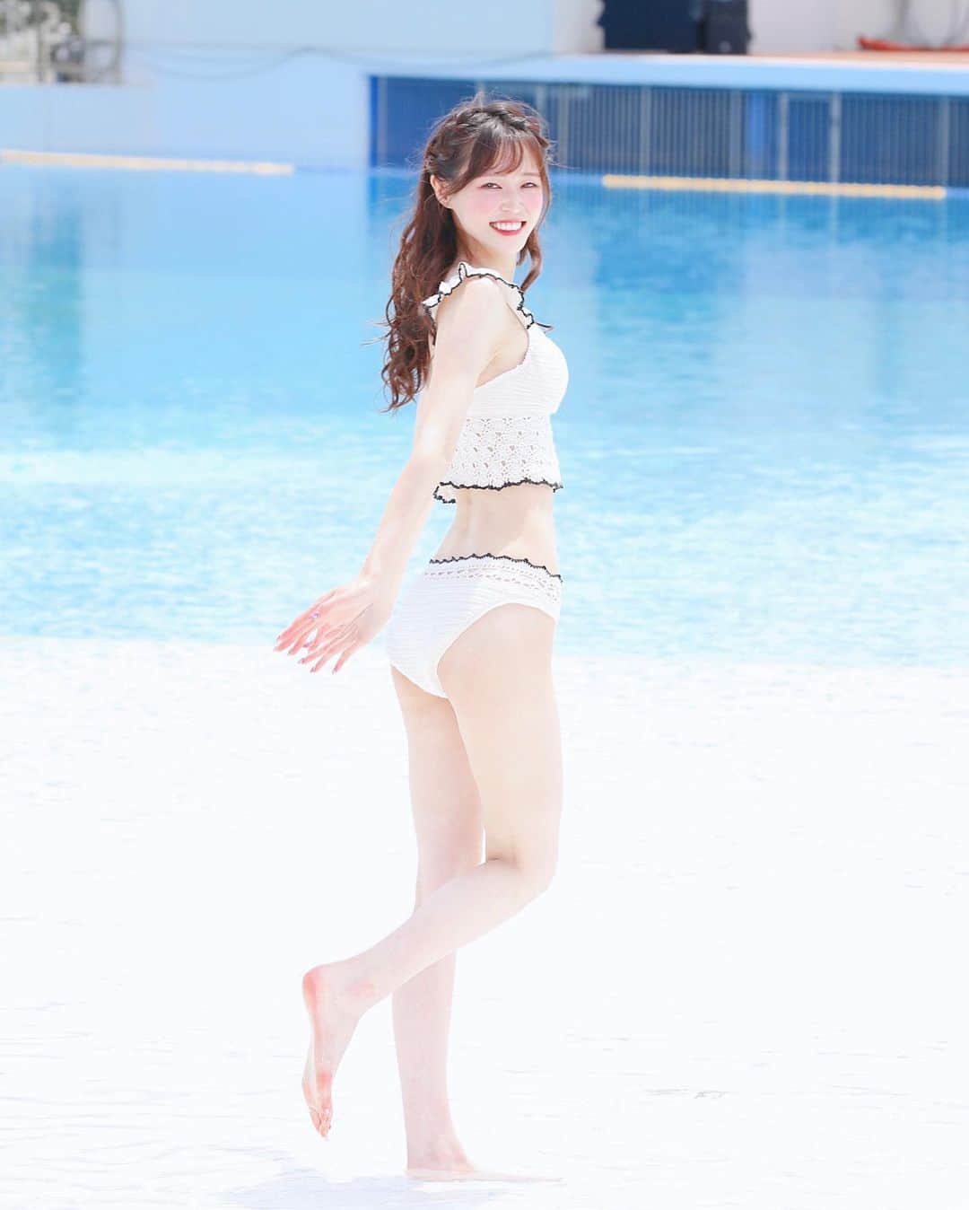 橘香恋のインスタグラム：「おはようございます🥰 ⁡ 前回の投稿に イイネとコメントありがとうございます💗 ⁡ ⁡金曜日✨ 今週もお疲れ様です😊 ⁡なんだか今週はあっという間だったかも💭笑 ⁡どんな1週間でしたか〜❔❔ ⁡ #橘香恋 #水着 #ビキニ #プール #rienda #撮影会」
