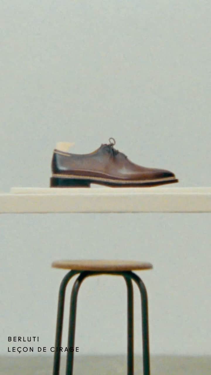 ベルルッティのインスタグラム：「- THE #BERLUTI GUIDE TO SHOE CARE -  For Berluti, shoe-polishing is more than just care; it’s a mindful ritual, passed down from generation to generation and taught in workshops at the rue Marbeuf store in Paris. And, this season, you can replicate the four-step polishing process with our video tutorial:  1. Prepare your pair with your shoe tree, brush the dust from the leather with a clean cloth and polish along the edge of the sole.  2. Strip old wax by applying clear conditioning fluid. Work carefully on the wear creases.  3. Waterproof your shoes by applying a layer of polish in circular motions, using a clean cloth.  4. Finally, work the shoe polish deep into the leather with circular movements. The leather will gleam.」