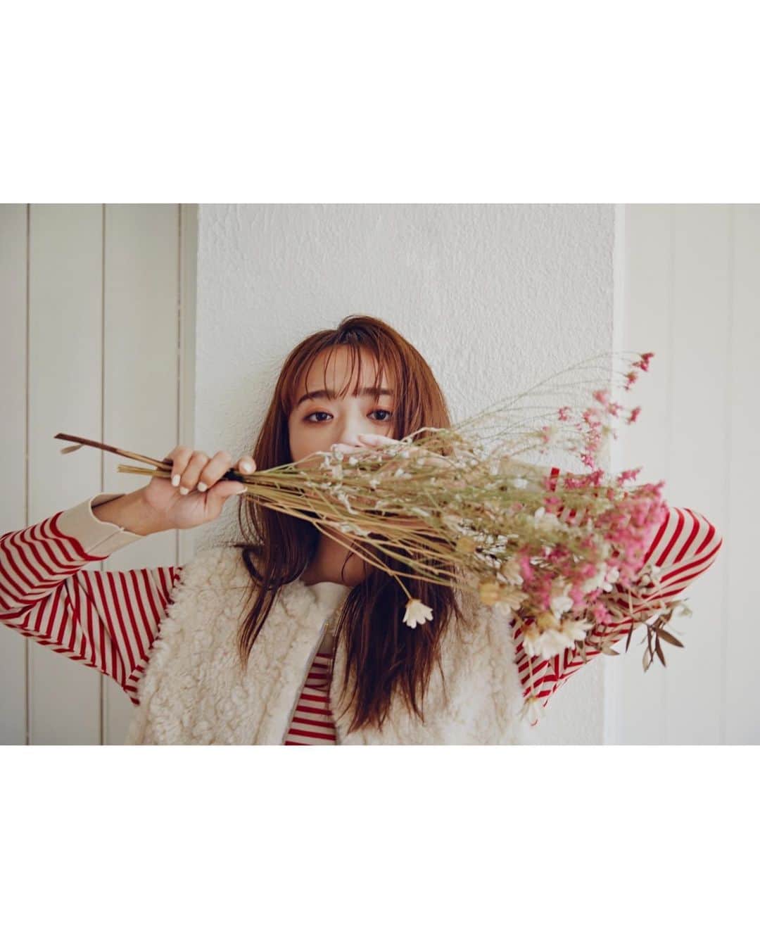 近藤千尋のインスタグラム：「嬉しいお知らせがあります📢💕💕@nanouniverse_official   この度NANOuniverse #ナノユニバース  さんと コラボさせて頂きました💕🥹👏  使いやすい定番のボーダーニット カーディガンです🧶🌈  しかも、全てガシガシ洗えるんです！💕 こんなニット欲しかった〜！！ 発売日 ９月に入ってからなので、 詳細はNANOuniverseさんの ホームページをチェックしてね🙏😇❤️  どのアイテムがすき？😚💕」