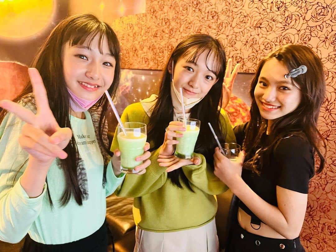 ニコ☆プチのインスタグラム：「🥤🤍  かんぱーい！😝💚🎶  #具志川莉央 #崎浜梨瑚  #中瀬梨里 #タンバリン #youtube見てね😉」