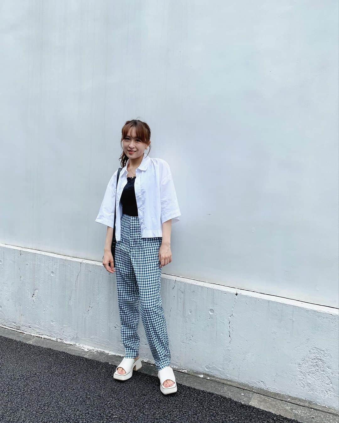 川本紗矢のインスタグラム：「👱‍♀️🤍💚  #私服コーデ #夏ファッション  #白シャツコーデ #zaraコーデ」