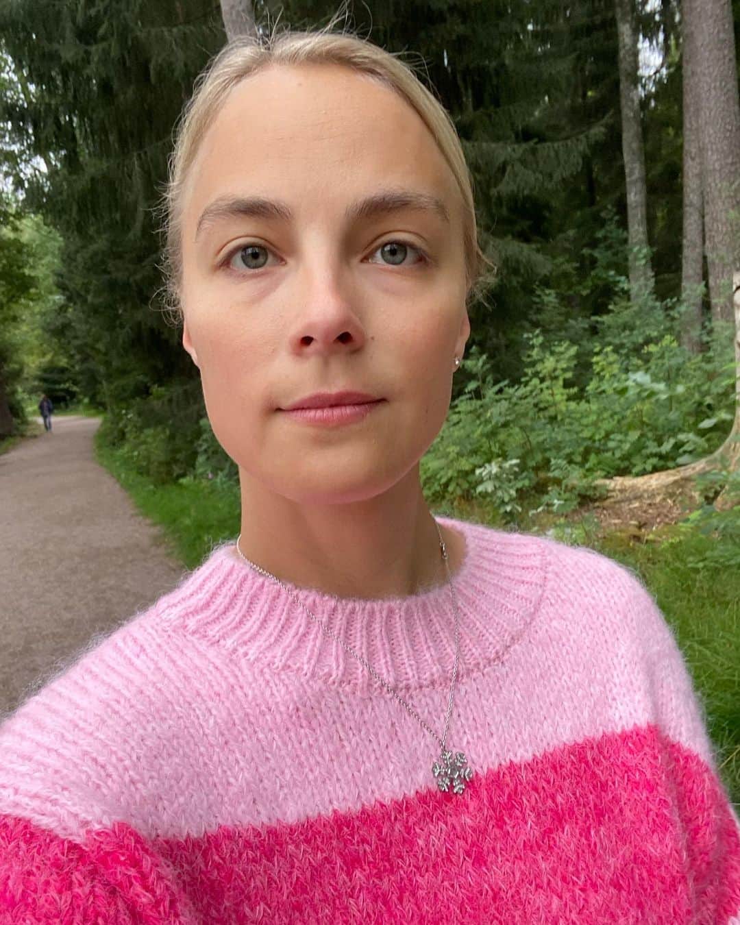 キーラ・コルピのインスタグラム：「Outo olo viime aikoina. Tuskinpa olen ainoa?  Niin paljon tapahtuu nyt ympärillä ja itsessä asioita, jotka ahdistavat, hämmentävät, saavat aikaan epätoivoisen olon. Sota Euroopassa, korona, inflaatio, energiakriisi, terveydenhuollon kriisi, ylivelkaantuminen, ilmastonmuutos, jne jne… Eriarvoisuuden ja jännitteiden lisääntyminen maaseutu-kaupunki, naiset-miehet, nuoret-vanhat, johtajat-duunarit, valtiot-valtiot, jne jne… Lisäksi tietenkin omat henkilökohtaiset haasteet ja kriisit, lähimmäisten haasteet, jne jne…  Ei ihme että olo on ”outo” (paremman sanan puutteessa).  Olen itse yrittänyt rauhoittaa omaa outoa oloani (sitä kun hermostoni on ylivirittynyt tai joskus jopa paniikissa) esimerkiksi halailemalla puolisoani, juttelemalla läheisteni kanssa, investoimalla terapiasessioihin, viettämällä aikaa luonnossa, urheilemalla (kun jaksan), rukoilemalla, tekemällä Tapping- ja Havening-stressinlievitysharjoituksia sekä keskittymällä omien unelmieni hahmottamiseen/toteuttamiseen.  Me ei saada vaipua epätoivoon (vaikka välillä on ihan luonnollista käydä siellä) vaan meidän pitää yrittää vaalia sitä kaikkea hyvää, luovaa, innostavaa ja energisoivaa, jota meillä kaikilla elämässämme on. Tai jota meillä voisi olla.  Onko sulla jokin unelma, jonka haluaisit toteuttaa ASAP? Jos ei ole, kannustan sua ottamaan aikaa itsellesi ja kirkastamaan oman unelmasi, pienen tai suuren. Mikä on juuri sulle tärkeää ja mikä tuottaa juuri sulle hyvinvointia (ja sitä kautta muillekin). Mun unelma on oma koira (ollut jo lapsesta saakka) ja nyt työstän sitä, että tämä unelma toteutuisi 🤞🏼🐶🥰  Lähetän paljon haleja ihan jokaiselle, joka sattuu lukemaan tämän 💞💞💞 Kyllä me yhdessä rimpuillaan vedenpinnan yläpuolella ja hetkellisesti saatetaan jopa surffata aallon harjalla ja olla onnellisia  just tässä kauniissa kaaoksessa 🌏🏄🏾🌊🌳🌺🧚🏻‍♀️🐨🍓☯️🫀💋🎨🪐」