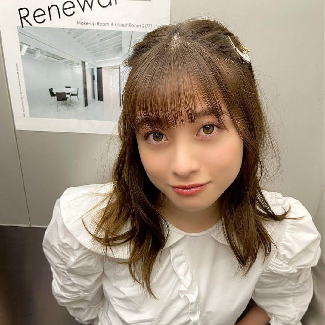 のインスタグラム：「こんにちは！環奈MGです。  いつかの取材日でスタジオ移動中の環奈さん。  #橋本環奈 #橋本環奈2022 #橋本環奈マネージャー」