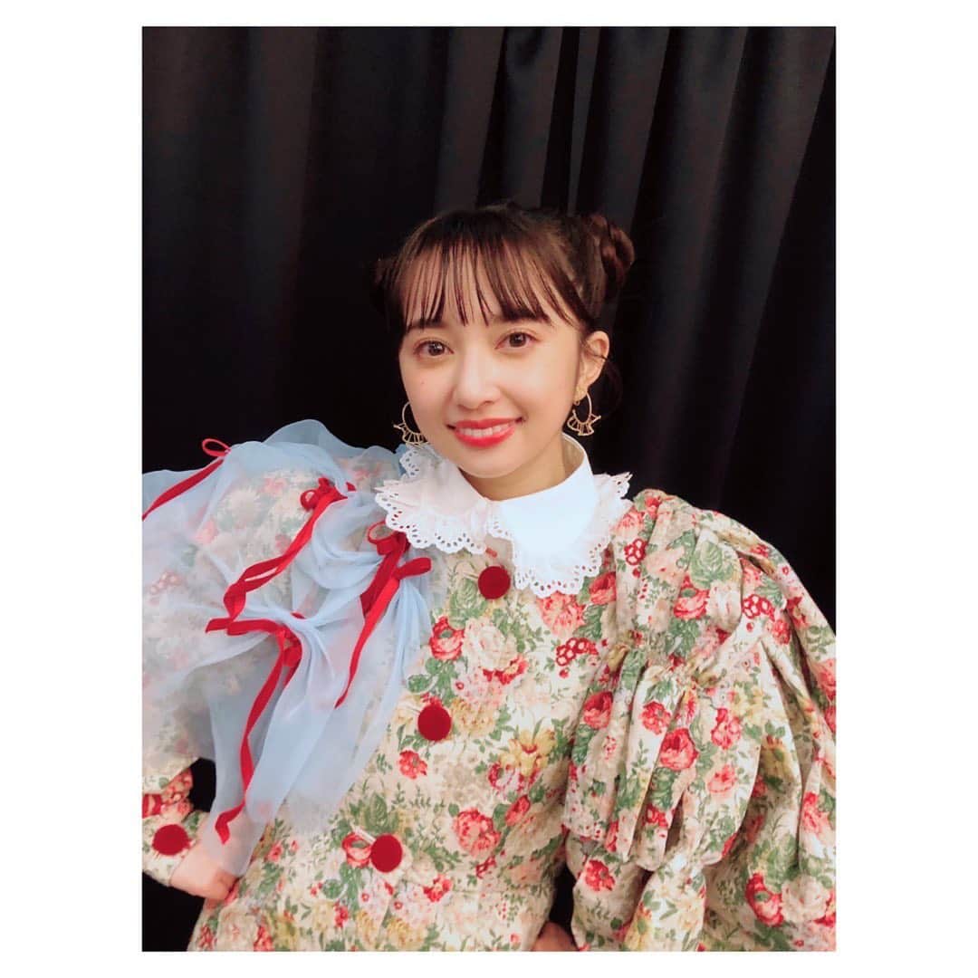 小宮有紗のインスタグラム：「1週間くらい経っちゃったけど！  『小宮有紗13thファンミーティング』東京公演 ありがとうございました！！  安定な前田さんのMCと、 遊びに来てくれた皆さんの優しさのおかげで無事に2公演終えられました✨  今回も夏は自由にグッズを作るぞ！ という気持ちで、 皆さんに変なTシャツを着させてしまいすみません🤣  欲しかったけど売り切れてた！という方もチラホラ見かけたのですが、 来週末の大阪公演でも物販はあるのでぜひ手に入れて頂けたら嬉しいです。 Tシャツが目立ちがちだけど、今回のグッズの中の個人的なお気に入りは巾着とボトルです🥺笑  衣装もいつも可愛いお洋服が着られて幸せ✨ メイクは安定のきどでさん@kaori_kidode です💄  大阪も可愛いお衣装選んでるので楽しみにしててくださいねー！  #ありしゃファンミ13th」
