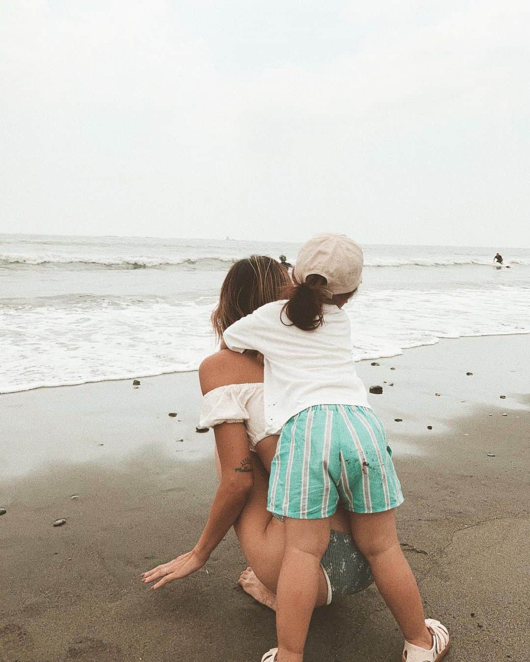 馬詰まほのインスタグラム：「完全復帰しました🦋 やっとだ！長かった〜〜 この期間、本当にたくさんの人の優しさに触れて 何度も心救われた。頑張れた。 感謝感謝な毎日だった😟 改めて周りにいつも支えられてるな、と 大切にしなきゃな、と 思えた期間でした🤍 本当に心の底からありがとうです。  今日からまたのんびりと更新再開していきます♡  Bikini @billabongwomensjp / @billabong_japan」