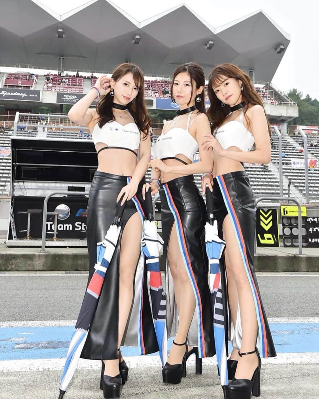 朝比奈果歩さんのインスタグラム写真 - (朝比奈果歩Instagram)「今週末は #SUPERGT Rd.5 鈴鹿🎡 、 SUPERGTも後半戦に突入🔥 第3戦に #BMWTeamStudie 初の優勝を飾った鈴鹿はチームにとって重要な1戦ですっ！ 、 、 、 鈴鹿サーキットはF1JPGPも行われる国際的なサーキットで唯一山の中ではなく市街地にどどーんと建ってるため、地域住民の理解度も高いなあとか思ったり（笑） 、 、 低～高速コーナーがミックスされていて、パワーとコーナリング速度が必要とされるため、どちらかに特化したマシンよりバランスのいいマシン向きかなあって。 故に #BMWM4GT3 との相性◯ 、 、 、 SUPERGTはタイヤ戦争と言われる様にタイヤセレクトやタイヤ交換のタイミングも重要になってくる🙆‍♀️ 、 、 予選で使用したタイヤを決勝グリッドで使用しなければならない規定なので、 予選に賭けてタイムアタック重視なのか 決勝グリッドを見据えつつ、Q1,Q2を突破できるタイヤセレクトでいくのか という点にもフォーカスして観戦してみるとよりレースが楽しめるんじゃないかと🙌 、 、 、 前回の鈴鹿では見事優勝を勝ち取ったこともあり、期待が高まる1戦です🔥🔥 、 チームとしてもより気合いがはいっていますのでっ皆さまアツい声援を宜しくお願い致します💙❤️🤍 、 、 、 、 #BMW #Mパフォーマンス  #スーパーgt #サーキット #レースクイーン #脚 #美脚 #ポートレート #写真  #mperformance #sgt #racequeen #rq #circuit #leg #legs #portrait #photography  #레이싱모델 #賽車女郎 #서킷 #模特 #车模 #照片 #美腿 #다리」8月26日 18時16分 - kaho_asahina