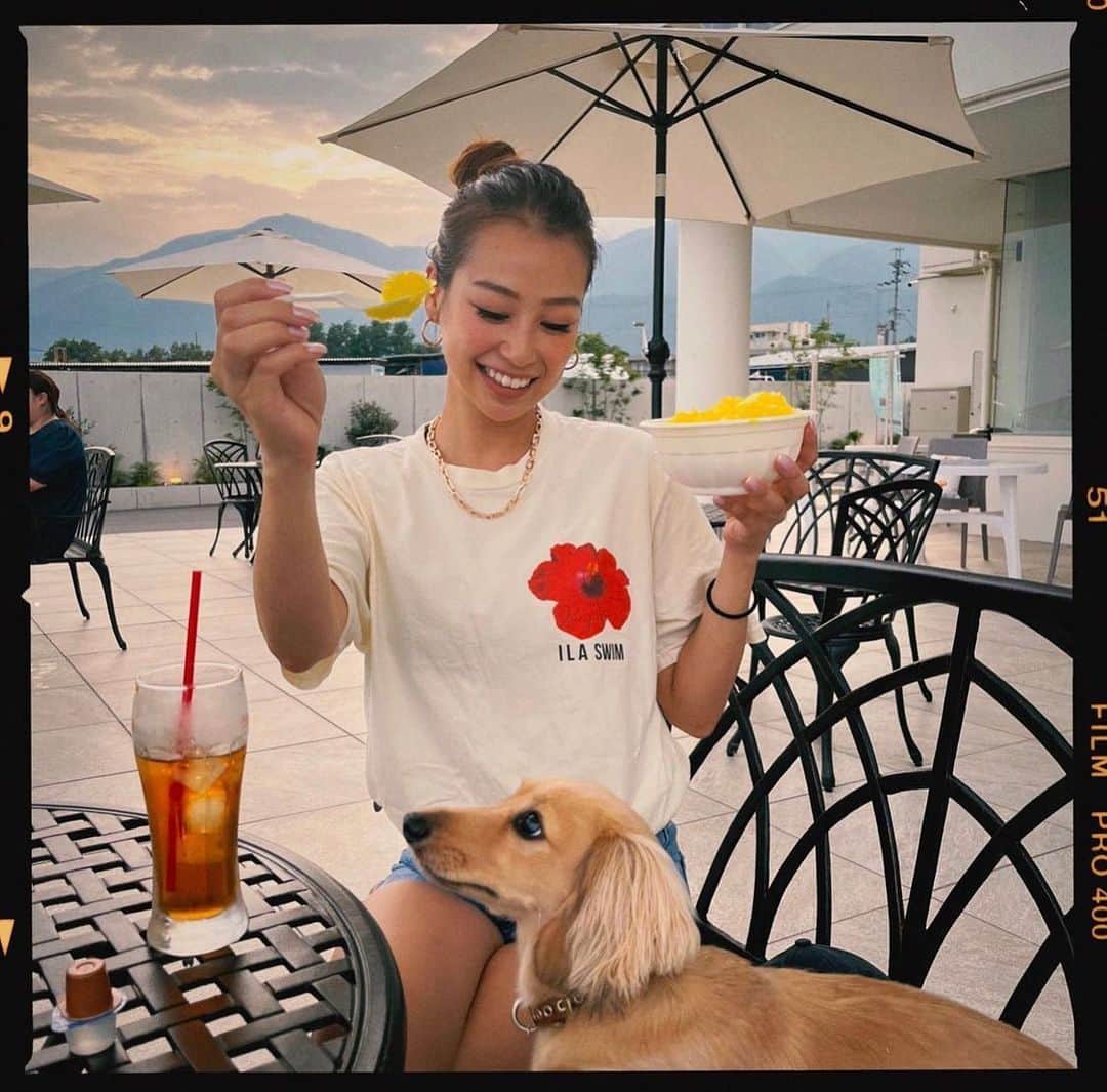 ILAのインスタグラム：「So cute with her pup Cash 🐶#ilaswim」