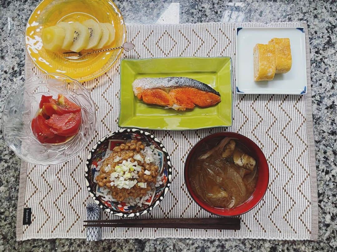 多岐川華子さんのインスタグラム写真 - (多岐川華子Instagram)「今朝。 お腹が空けば食べて、あまり空かなければプロテインだけの日も、ゆで卵の日も、納豆かけご飯だけ、フルーツやヨーグルトの日も。  ⚫︎焼き鮭 ⚫︎だし巻き卵 ⚫︎トマトサラダ ⚫︎お味噌汁(舞茸、玉ねぎ、茄子、生姜) ⚫︎納豆かけご飯 ⚫︎キウイ  #はなこ飯#和食#朝ごはん#食の大切さ#japanesefood」8月26日 9時54分 - hanako__official