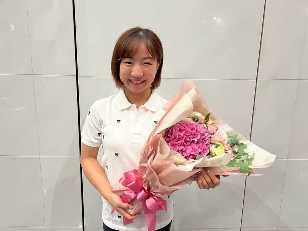 寺本明日香のインスタグラム：「【ご報告】この度、2022年8月末をもって ミキハウスを退社することとなりました。 2022年9月1日より至学館大学に着任予定です。   2018年4月に入社し約4年以上、 ミキハウスの競技部としてたくさんのサポートをいただき、 ここまで現役生活を続けられたこと、 本当に感謝の気持ちでいっぱいです。 ミキハウスの方々をはじめ、たくさんの方々から いつも温かい言葉をいただき、 現役中の励みとなりました。 引退後もミキハウスの様々なイベントに 参加をさせていただき、 最後まで繋がりを強く持てたこと大変嬉しく思います。 これからセカンドキャリアとしての次のステップを踏みます。 次の至学館大学では体操部の教え子を持つという、 新たな自分の挑戦が始まります。 これまでのたくさんの経験を踏まえ、 自分なりに精一杯頑張っていきたいと思います。 本当に4年間大変お世話になりました。 ありがとうございました。」