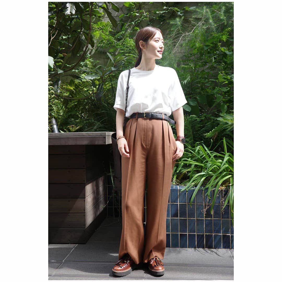 のインスタグラム：「今週もありがとうございました！📻 みなさま良い週末を〜✋♡  tops @ebure_official ✖︎ @ronhermanstore   belt & pants @therow @maisontherow @therowcollection   bag @jilsander   shoes @tods   この夏一番着た白T☻ 生地がしっかりしていて 自宅で洗濯してもヨレず シワにならないのでとても重宝したなぁ✌︎ お気に入りすぎて2枚持ってます😋 久々にローファー履いて 気分だけでも秋を感じてます🌾」