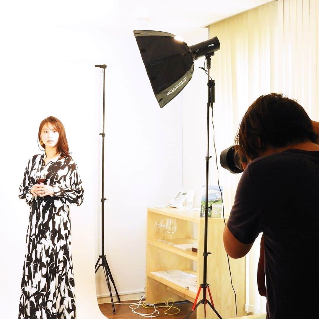 アカデミー・デュ・ヴァン Academie du Vinさんのインスタグラム写真 - (アカデミー・デュ・ヴァン Academie du VinInstagram)「こちらもアカデミー・デュ・ヴァンでのレア講座。ワインと写真の講座です。当日はOggi読者モデルの下田悠さんががポージングのお手伝いをしてくれていました。  皆さん最初は恥ずかしさが出ていましたが、だんだん慣れてくると、ポーズもきまり、素敵なポートレートが撮れていました。ご興味のある方、一度参加してみませんか？  2022年秋冬期は11/19日開催予定です！  #小澤メイス謙 #ワインと撮るスタイリッシュポートレートはじめてのワイン・ポートレート撮影会 #ワイン #写真 #「ワイン・ポートレート」専門講座 #Oggi読者モデル」8月26日 10時21分 - academie.du.vin