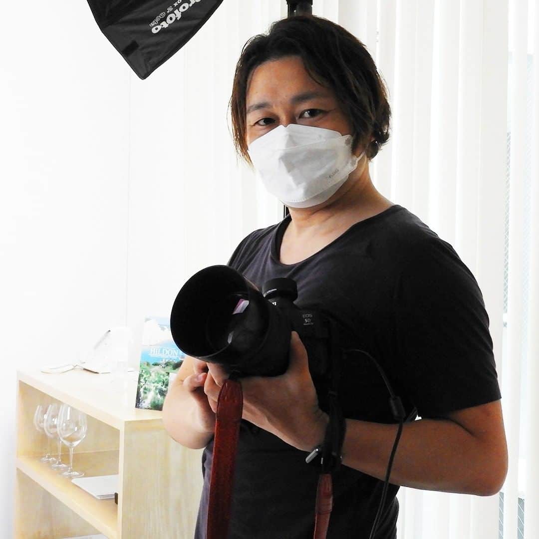 アカデミー・デュ・ヴァン Academie du Vinさんのインスタグラム写真 - (アカデミー・デュ・ヴァン Academie du VinInstagram)「こちらもアカデミー・デュ・ヴァンでのレア講座。ワインと写真の講座です。当日はOggi読者モデルの下田悠さんががポージングのお手伝いをしてくれていました。  皆さん最初は恥ずかしさが出ていましたが、だんだん慣れてくると、ポーズもきまり、素敵なポートレートが撮れていました。ご興味のある方、一度参加してみませんか？  2022年秋冬期は11/19日開催予定です！  #小澤メイス謙 #ワインと撮るスタイリッシュポートレートはじめてのワイン・ポートレート撮影会 #ワイン #写真 #「ワイン・ポートレート」専門講座 #Oggi読者モデル」8月26日 10時21分 - academie.du.vin