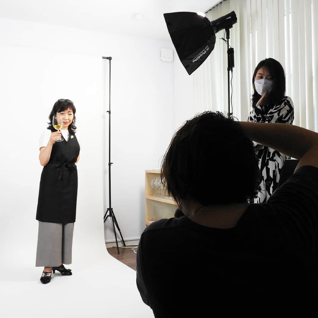 アカデミー・デュ・ヴァン Academie du Vinさんのインスタグラム写真 - (アカデミー・デュ・ヴァン Academie du VinInstagram)「こちらもアカデミー・デュ・ヴァンでのレア講座。ワインと写真の講座です。当日はOggi読者モデルの下田悠さんががポージングのお手伝いをしてくれていました。  皆さん最初は恥ずかしさが出ていましたが、だんだん慣れてくると、ポーズもきまり、素敵なポートレートが撮れていました。ご興味のある方、一度参加してみませんか？  2022年秋冬期は11/19日開催予定です！  #小澤メイス謙 #ワインと撮るスタイリッシュポートレートはじめてのワイン・ポートレート撮影会 #ワイン #写真 #「ワイン・ポートレート」専門講座 #Oggi読者モデル」8月26日 10時21分 - academie.du.vin