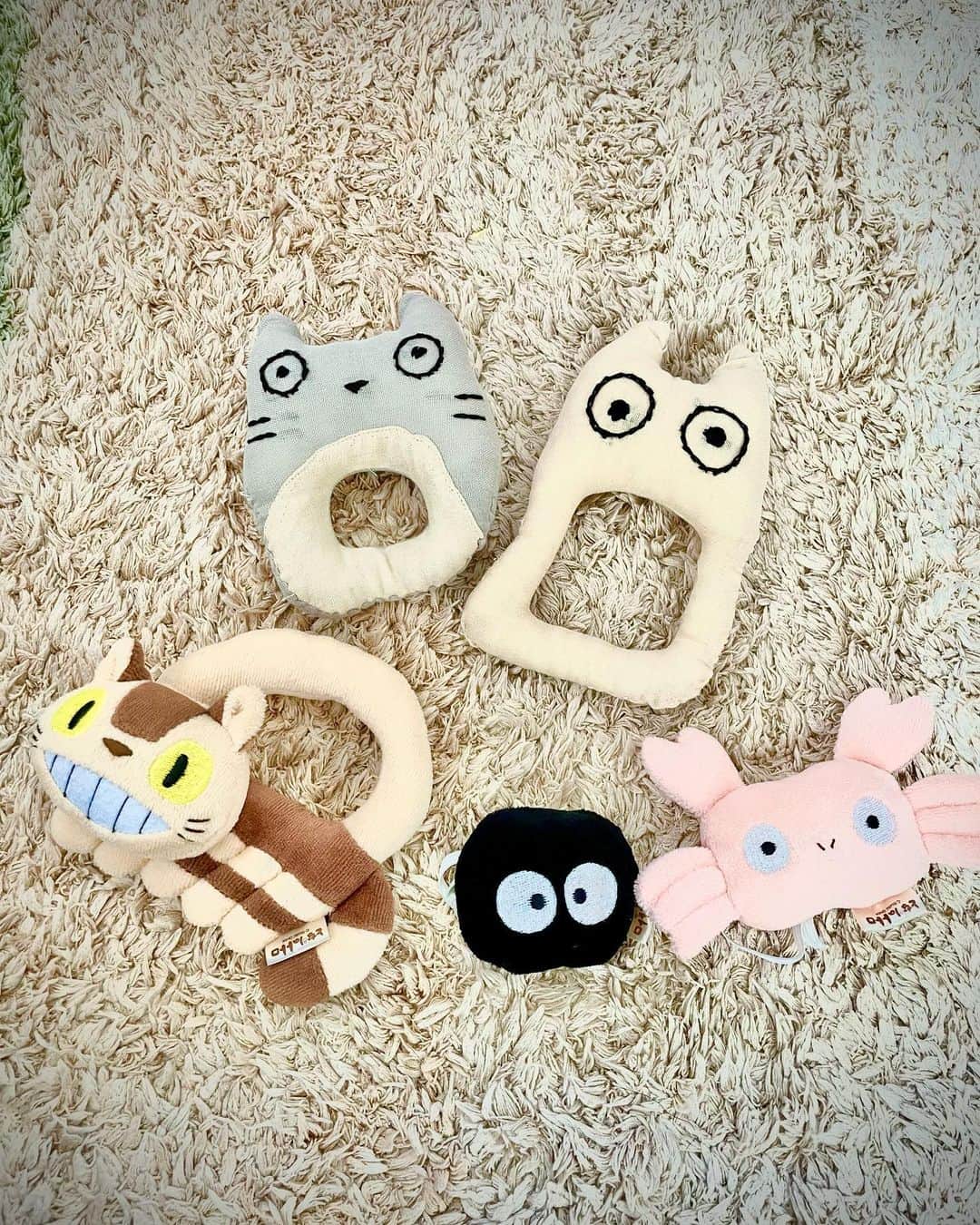 飛河蘭さんのインスタグラム写真 - (飛河蘭Instagram)「妊娠中暇すぎて作ったラトル🍭 あ、下3つは出産祝いで貰ったやつね🤣 上のトトロと小トトロ、色々とツッコミどころ満載だけど頑張ったよ💦 本家のやつと比べると中国感ある。笑  2枚目、出産後一気に老けた&毎日すっぴんだから加工お許し下さい🙇‍♂️  そしてめっちゃ役に立ってるグッズ！ 3枚目のクリオネことスワドルアップ！！ これ着せてから夜まとまって寝るようになった😭 あとそいねーる！ 添い寝の安心感半端ない👍🏻  #ジブリ好き #スワドルアップ #そいねーる3  #新米ママ #生後2ヶ月女の子」8月26日 10時30分 - chihiro94ran