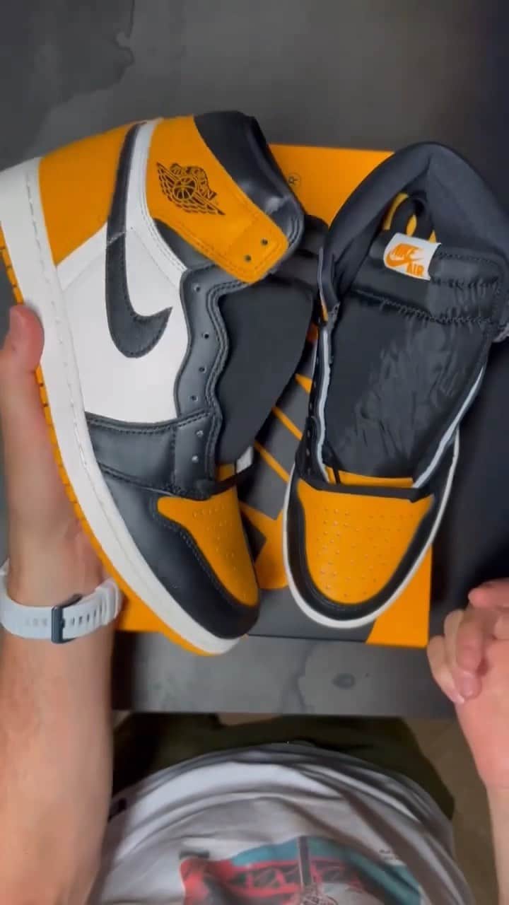 Sneakgalleryのインスタグラム：「The #Taxi Air Jordan 1 High OG drops September 24th 🔥🚖 COP or PASS? 🎥: @doubleclutch.it」