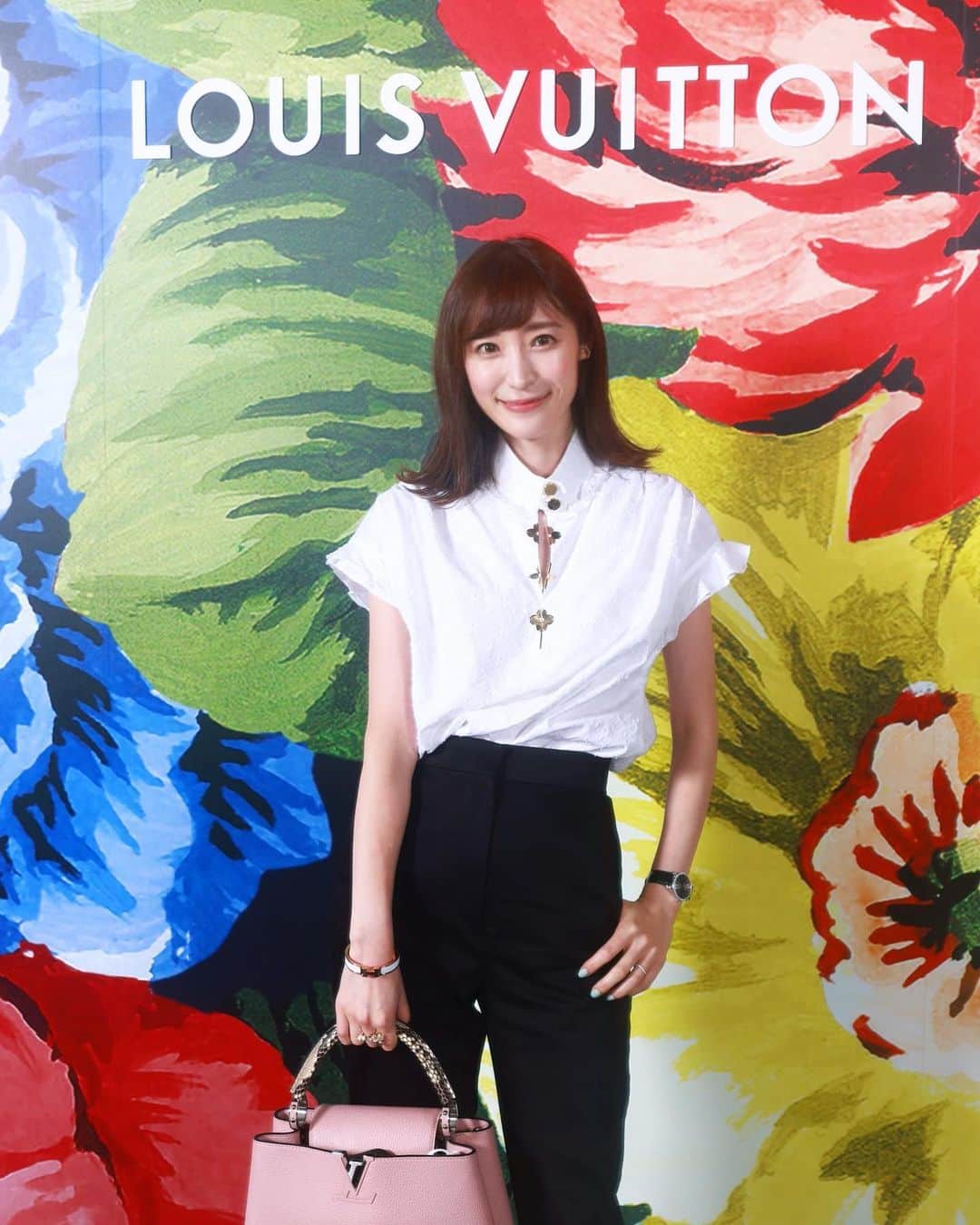 小林真由のインスタグラム：「先日行った @louisvuitton のショー🧥 ⁡ 直前までの動物園👧🏻👶🏼のような時間とのギャップに一人で笑っちゃう🐑  #ファッション #コーデ #ママコーデ #女の子ママ #男の子ママ #ママライフ #コーディネート #３歳 #２歳 #ベビー #二人育児 #ルイヴィトン #ナチュラリジュエリ #louisvuitton #naturalijewelry」
