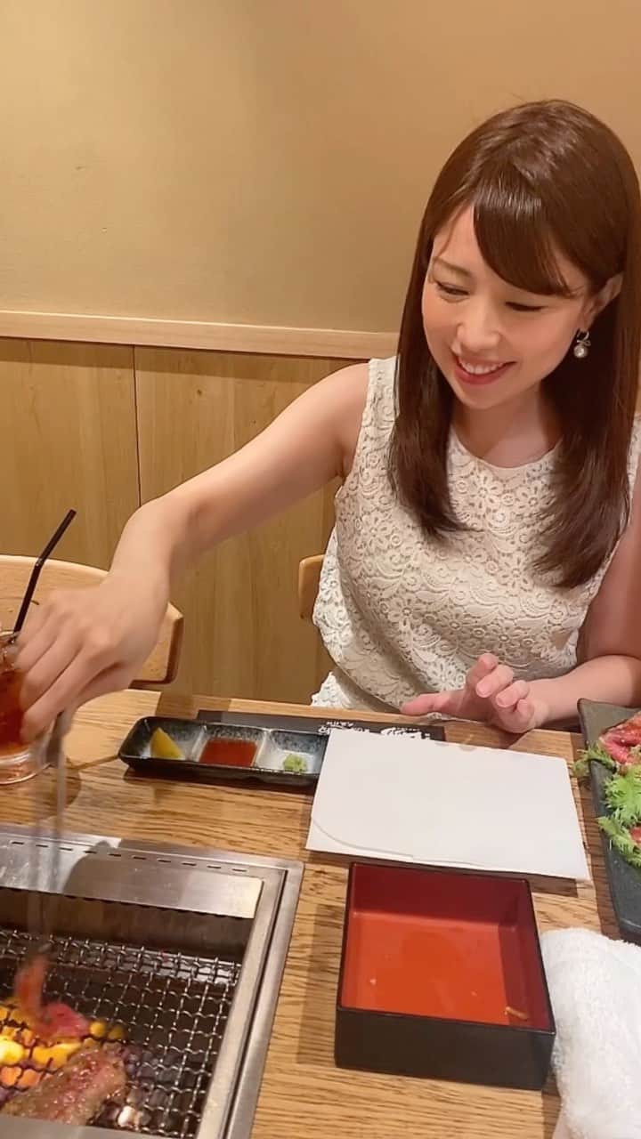 道岡桃子のインスタグラム：「焼肉係〜🥩🔥  （下手くそですが）  炙りカルビって炙るだけで良かったのかも⁉️笑  #焼肉 #焼肉ディナー #焼肉ランチ #銀座 #お肉大好き #カルビ  #tokyo #ginza #ootd #follow  #ノースリーブ #セットアップ」