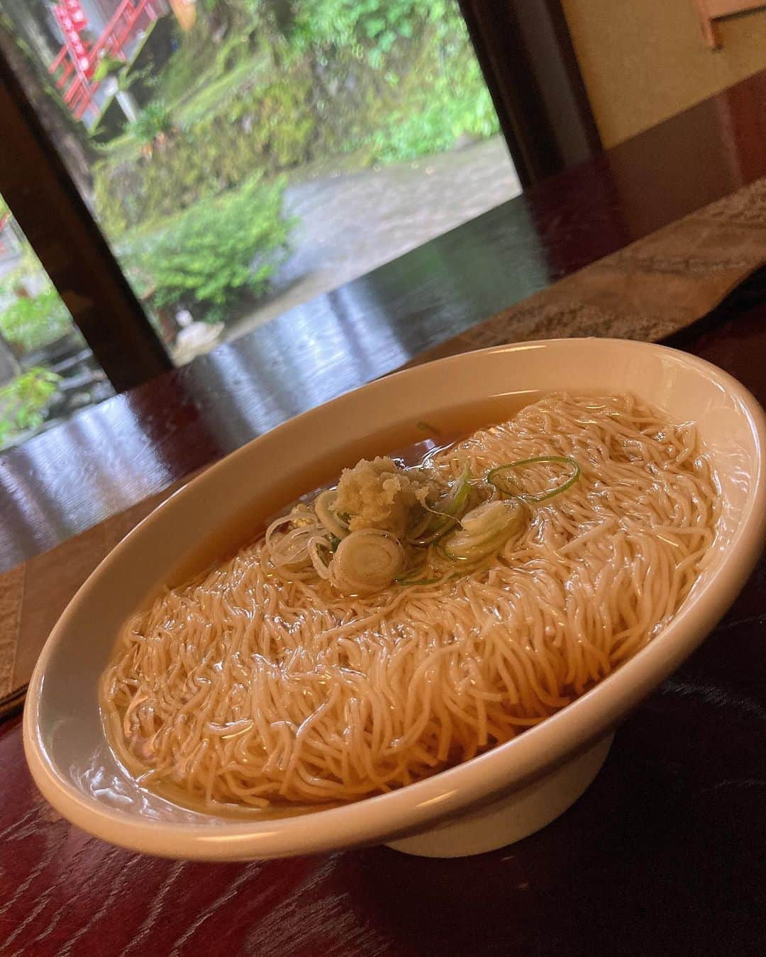 保田賢也のインスタグラム：「. 大岩そうめん　大盛り 富山県民なのにお初でした 食べ易く飽きずで一瞬でした！！ ご馳走様でした🙏 神社も滝行もあるので次回は @zeppelin.noah と笑  皆さんも富山にお越しの際は是非！  #富山 #だんごや #じいちゃんのオススメ #大岩そうめん  #多いわそうめん #と思うかもだけどペロリです #だんごも美味しい  #是非夏に」