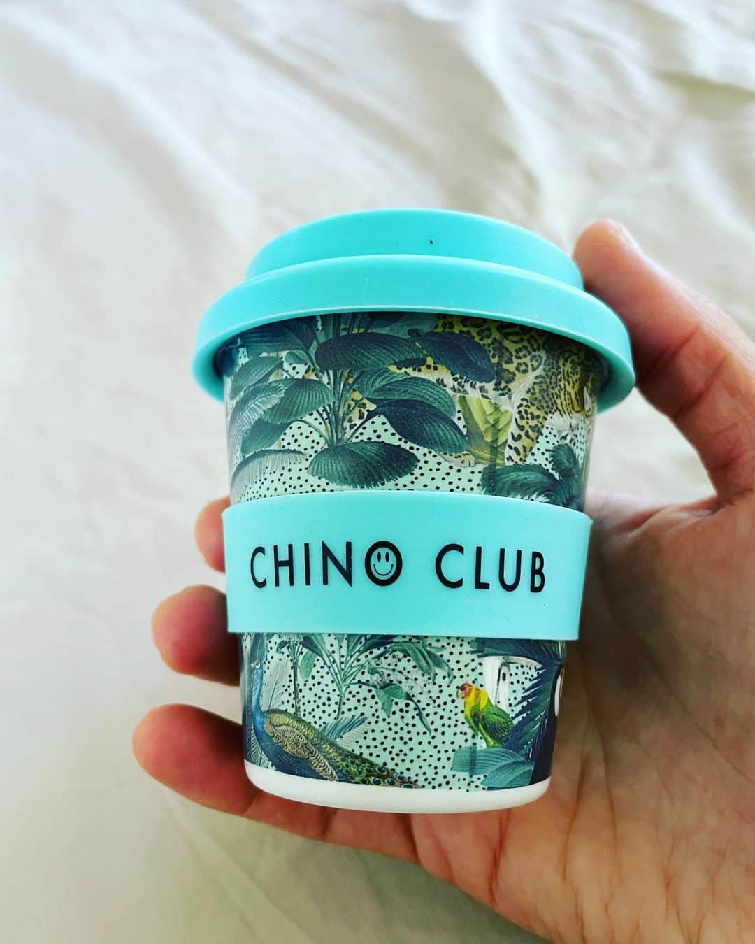 SHANTIさんのインスタグラム写真 - (SHANTIInstagram)「Lovely cafe. Love the color palette and loved their chai latte. Baby chino for the bub in a baby sized cup..How cute is this!  We are off to the beachside playground 🛝!」8月26日 12時27分 - shantimusic