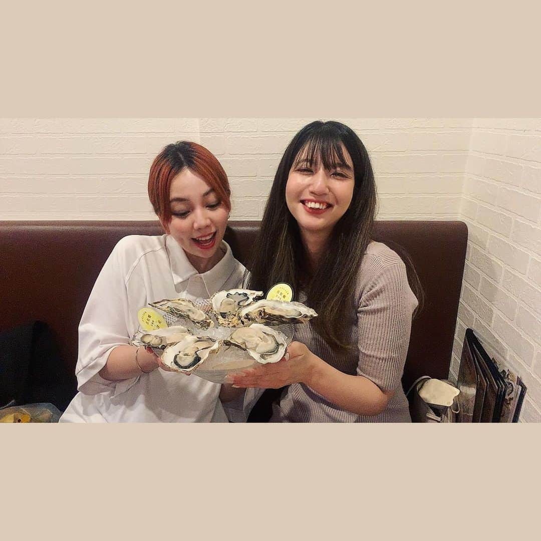 のインスタグラム：「🦪 牡蠣と炭火焼 ＆イタリアーノ @and.italiano.2020   また行ってきましたー！！  前回行きたがってたのに諸々で断念しちゃった🐤ちゃんも合流して、まなこと３人🙌🙌  ずっと食べたがってた生カキも今回もめちゃくちゃおいしかった🥺🥺💕💕  🐤ちゃんの結婚お祝いにまなこからお花のプレゼント🎁✨️よかったね☺️☺️ お祝いっぽくワインもいただきました🍷😋  今回特に気に入ったのは、 野菜のフリットとマルゲリータ！！ お腹に余裕さえあらばおかわりしたかった🥺🥺  みんなでずっと気になってた大食いチャレンジメニュー、YouTuberさんとかもやっててめっちゃ気になる笑笑  多分次行く時はクラブの前飲みかなあ😂 またごはんたべにいきまーす！！  #生牡蠣#炭火焼き#イタリアン#&イタリアーノ#dinner#歌舞伎町#新宿#お祝い」