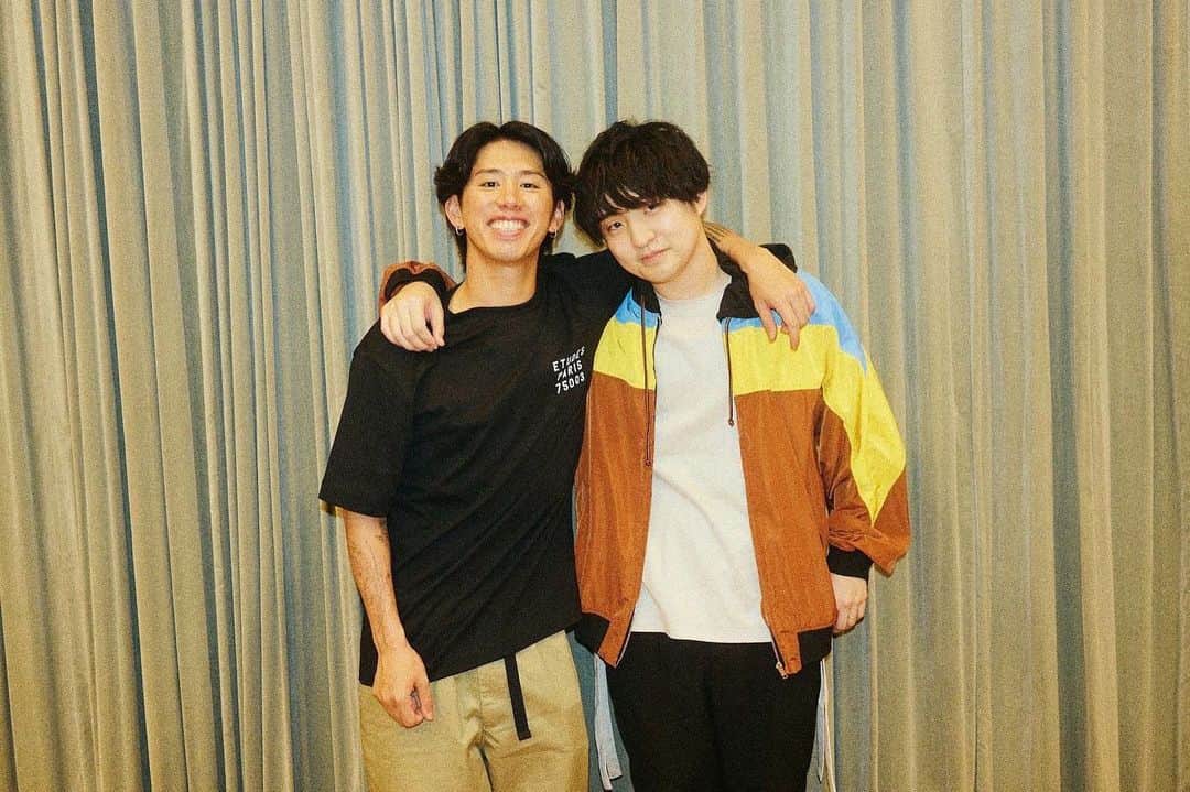Taka のインスタグラム：「一緒にやっちゃいました。笑笑 Gravity きいてみてね！ @satoshi_higedan @oneokrockofficial #newalbum #luxurydisease #oneokrock」