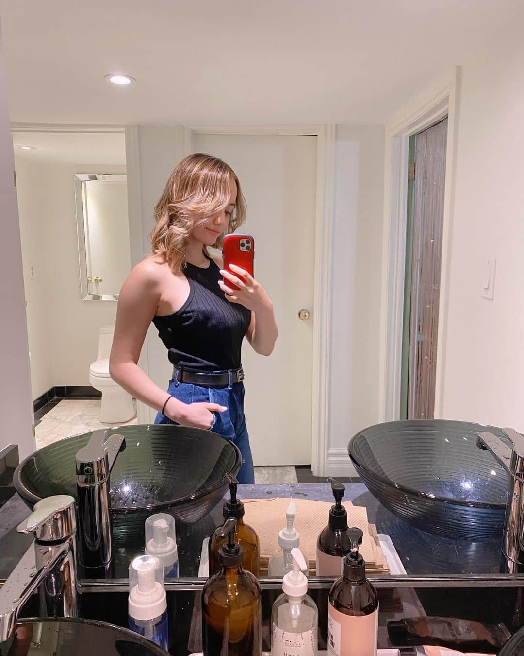 アヤカ・ウィルソンのインスタグラム：「___ Bye bye half of my hair」