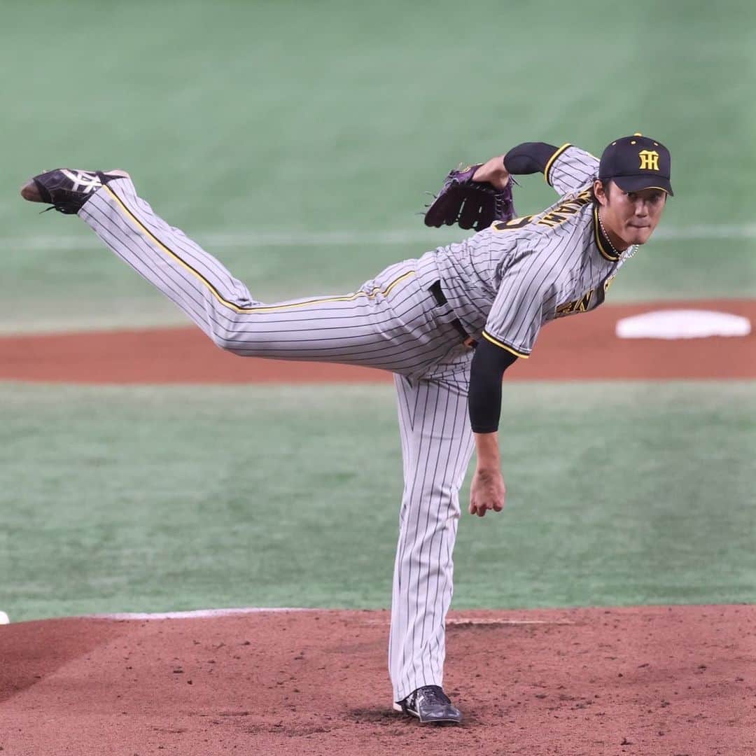 藤浪晋太郎のインスタグラム：「. . ハローエビバデ😀 先日やっと勝てたのに投稿し忘れてたんで、今書きます笑  約1週間前の8/20に 今シーズン初勝利することが出来ました！  開幕戦から勝利の女神に振られ続けてましたが、 ようやく口説き落とす事ができました🗽 日頃の行いはいいはずやのになぁ…笑  1つ勝つのは大変だと改めて実感しつつ、 懲りずに応援してくださるファンの皆さんの有り難さを痛感した次第であります⚾️  残りシーズンも少なくなってしまいましたが、 少しでもいい投球をお見せできればと思います💪 今後とも応援よろしくお願いします🙇 ほなまた〜👋  #藤浪晋太郎 #阪神タイガース  Photo by @chariko_endo」