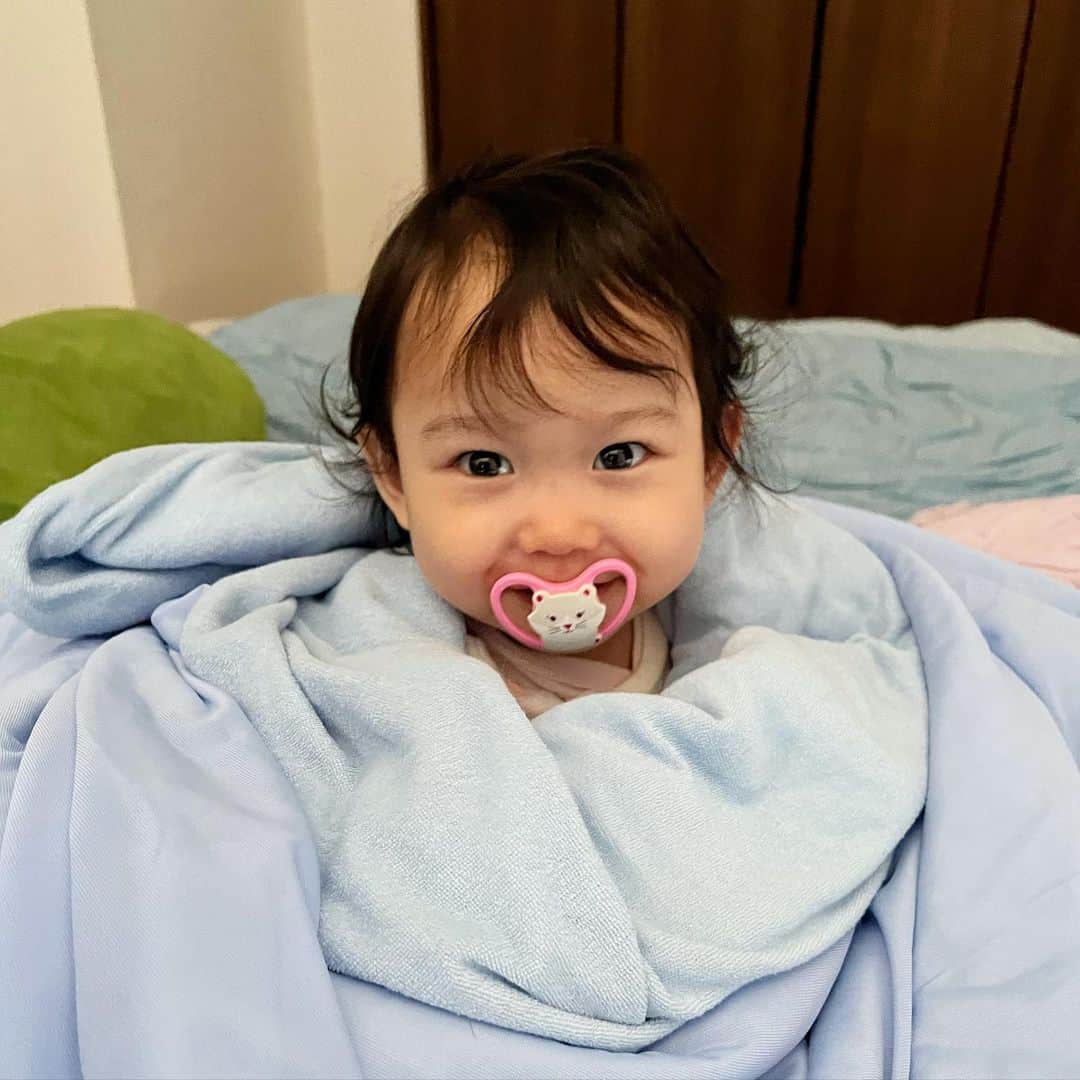 ゆうひなたのインスタグラム：「. . . なんかちょこんっと座ってて 可愛かったから タオルケットでくるくる巻いてみた😉. . .」