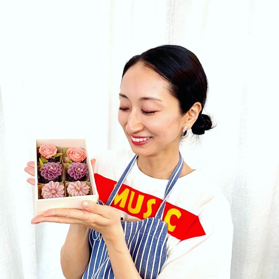 のインスタグラム：「武道館の差し入れでいただいてから ずっとやりたかった あんこのお花教室に行ってきました✨  かわいいいいいいい💕 しかも美味しいいい💕  @ohana_hana_ann 先生の丁寧な指導で楽しく作れました✨  #あんこのお花 #おはぎ」
