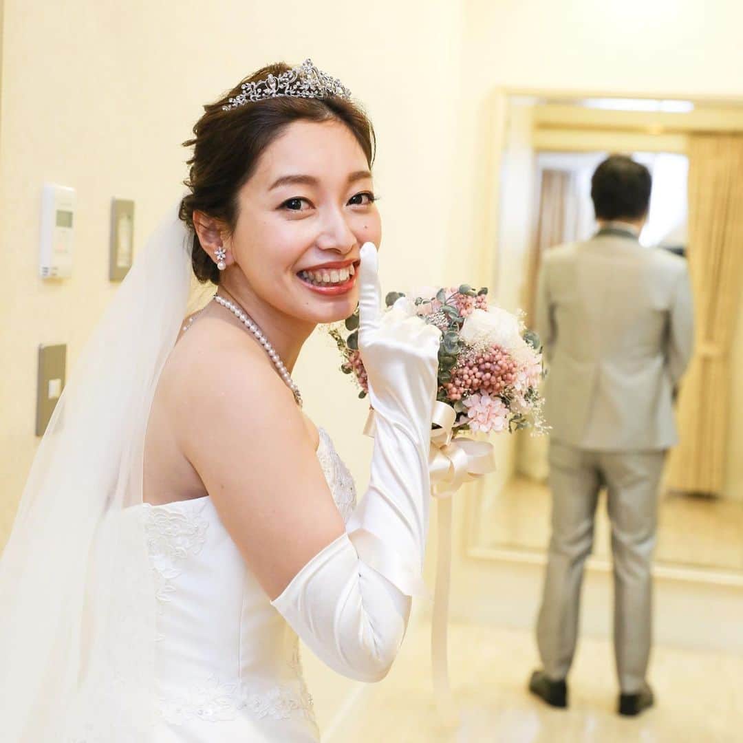 ホテルモントレ ラ・スール大阪ウエディングのインスタグラム：「_  ＼ファーストミート♡／  花嫁なら誰もが憧れる演出 ファーストミートのシーンを集めました！  当館では王道のチャペルや、 プライベート感たっぷりのブライズルームなど 素敵なロケーションが数多くございます！ （※実施場所は当日の状況によって異なるため プランナーまでご相談ください♪）  緊張の面持ちで待機される新郎様も 新婦様の花嫁姿が目に入ると満開の笑顔に♡ 中には涙される方もいらっしゃるほど素敵な瞬間。 かけがえのない思い出として残ること間違いなしです✨  ブライダルフェアでも実例をご紹介しているので ぜひ、体感してみてくださいね！  ブライダルフェア予約はこちらから⬇︎ @lasoeurosaka_wedding  #ホテルモントレラスール大阪 #ファーストミート #ファーストミートの瞬間  #チャペル #結婚式装飾 #ウェルカムスペース  #フラワーアレンジメント #ブライダルフラワー  #大阪 #梅田 #関西花嫁 #大阪花嫁 #結婚式場見学 #式場探し  #関西結婚式場 #大阪結婚式場 #2022春婚 #2022秋婚 #2022冬婚 #2023春婚  #モントレ花嫁 #ラスール花嫁 #プレ花嫁 #プレ花嫁準備 #大阪結婚式場 #結婚式準備  #ブライダルフェア #hotelmonterey  #weddingphotography  #weddingphoto」
