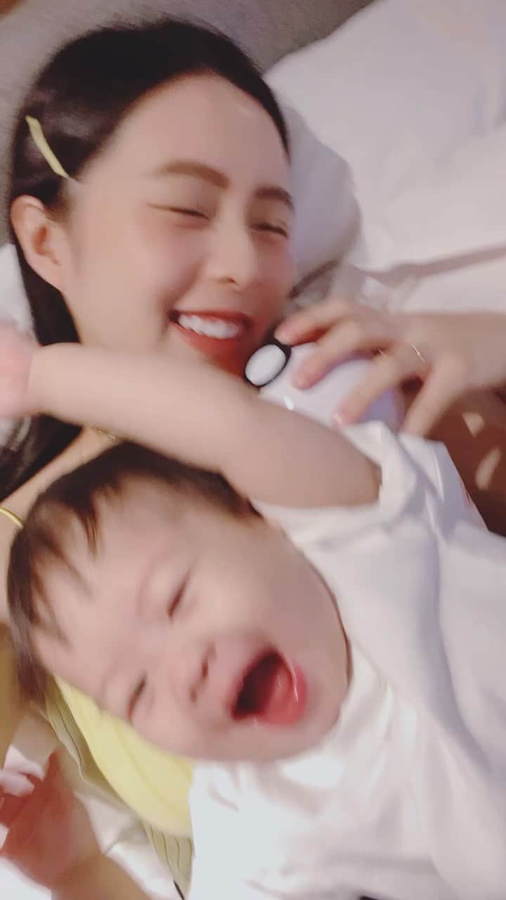 Dewi Chienのインスタグラム：「從小就懂搶鏡頭的👶🏻 @carrotlai ？！   #小蘿蔔🥕🥕🥕 #漂亮的濾鏡還直接給我揮掉捏」
