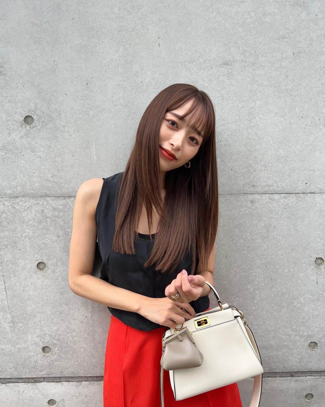 近藤千尋のインスタグラム：「私服のカラーパンツ🧡🍊 撮影の合間に撮ってもらいました😍  もう秋物さがしにいかないと🫡✨ @fendi  のバッグに チャームを付けてみました🫰🥹 娘達に取られないようにしないと😂💓  #fendi   みなさん素敵な週末を😇✨✨✨」