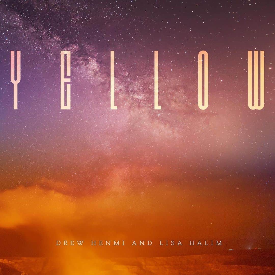 のインスタグラム：「Drew Henmi & Lisa Halim 『 YELLOW 』配信スタート！  ハワイ・ホノルル在住のシンガーソングライター 兼プロデューサーのDrew Henmi(ドゥリュー・ヘンミ)と２ヶ月連続でコラボシングルをリリースします！ その第一弾がこちら Coldplayの名曲をカバー。 第二段はオリジナルです。 ジャケ写はHawaii Islandの星空😍 ぜひ聴いてください🌠 . Thank you @drewhenmi」