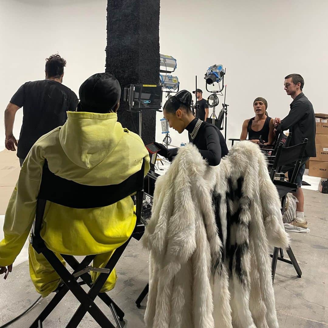 ベラ・ハディッドのインスタグラム：「code…. Video out now 🧊  @offsetyrn xx @moneybaggyo   @shexshe   @claire_arnold  🧊🧊🧊」