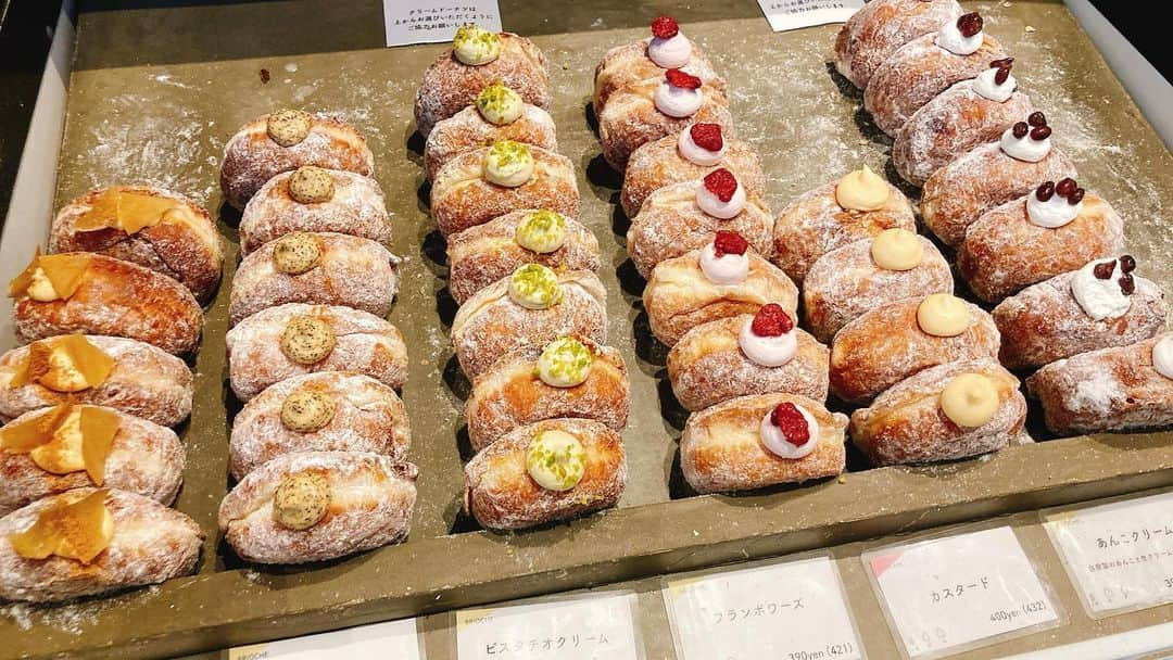 二宮歩美のインスタグラム：「＼＼\\話題の生ドーナッツ //／／ 『I'm donut?🍩』 久々に穏やかな日々が送れているので、このタイミングで色々とプライベートを充実させ中💕  中目黒と渋谷の2店舗とも行列が出来ることで有名だけど、たまたま夕立でほぼ並ばずにすんなり入れてラッキー✌️  店内には可愛くておしゃれで美味しそうな映えるドーナッツがぎっしり並んでいるの🥺  シンプルなものからドーナッツサンドウィッチまで🥪  80種類以上あるらしいのですが、とにかく目移りしちゃうし、ついついたくさん購入🤤  生地や揚げ方にこだわりがあって、めちゃめちゃ軽くて柔らかくて、ふわふわ☁️  甘いものが得意じゃない私が7個ペロりと食べちゃっただけにおすすめすぎる😂  #アイムドーナツ」