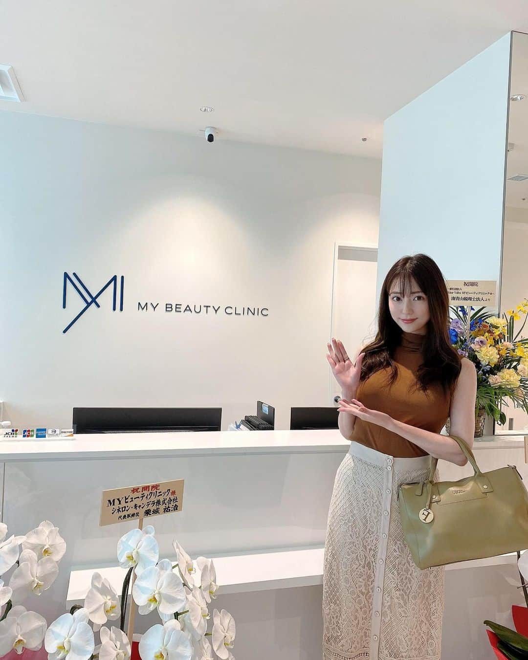 堀尾実咲のインスタグラム：「@mybeautyclinic_official でエレクトロポレーション(ケアシスS)を受けてきたよん👶  電気を用いて肌に美容成分を導入する施術だよー😌 ぷるんっぷるんっになった✨  最新の画像診断機VISIAを使って無料で肌の状態を撮影し、わたしに本当に合った施術を提案してくれるから、必要な施術をきちんと受けられるの有り難い✨🥹  自分のお肌と向き合うってだいじだわ✨🥹  ちなみにわたしは数値いい感じですよってスタッフさんに褒めてもらえたよお☺️ ケア頑張っててよかった☺️  院内も清潔感があって居心地のよい空間でした✨🍀  美肌活動頑張ろうと思ってる方はぜひ行ってみてね☺️  #MYビューティクリニック #マイビューティクリニック #美容 #美容クリニック #美肌 #美肌ケア #小顔」