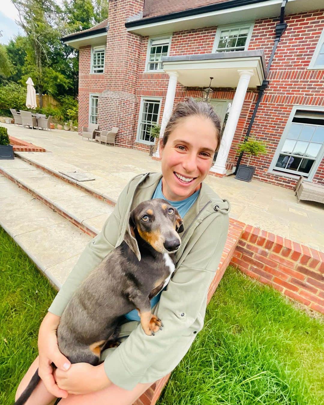 ジョアンナ・コンタのインスタグラム：「Celebrating #NationalDogDay with this little hund 🥰🙌  @bonothebluedachshund」