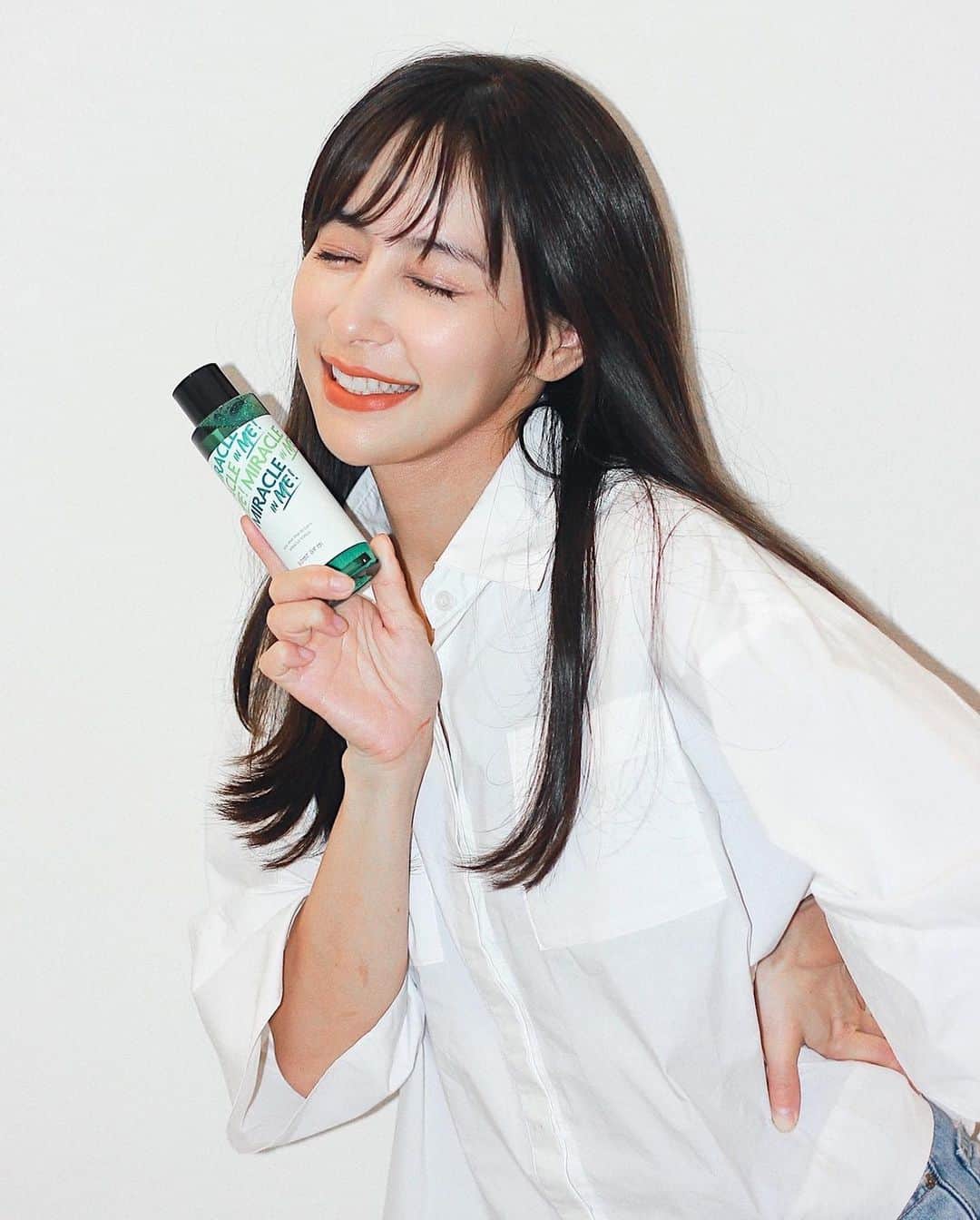 瀬戸晴加のインスタグラム：「昔は肌荒れとか悩みもあったけど、最近は自分のペースで、肌とも向き合えるようになってきた気がする。  そんな私の最近のお気にいりは、肌荒れ予防の助っ人🤍 最近話題のサムバイミーのミラクルトナー☑️  拭き取りタイプの化粧水なんですが、保湿成分のAHA・PHA・BHAが入っているのでコットンで拭き取るだけで肌の表面の汚れや余分な角質を優しくオフすることができます。使用感もサッパリで清涼感のある香りも気持ち良い…！ 整肌成分のティーツリーエキスも含まれているので優しい使い心地なのも嬉しい。 今、Qoo10のメガ割中(8/24~9/4)で、リミテッドエディション のパッケージが販売中とのこと🙌🏻メガ割でお得な期間中にぜひゲットしてみてください🫣🤍 @somebymi @somebymi.official_jp  AHA=シトリ酸（水溶性角質ケア成分） BHA=サリチル酸（脂溶性角質ケア成分） PHA=ラクトバイニック酸(水溶性角質ケア成分)  #サムバイミー #ミラクルトナー #MiracleInMe #化粧水 #スキンケア #肌荒れ予防 #化粧水 #トナー #角質除去 #毛穴ケア #スキンケアルーティン #デイリースキンケア #皮膚ケア #pr」