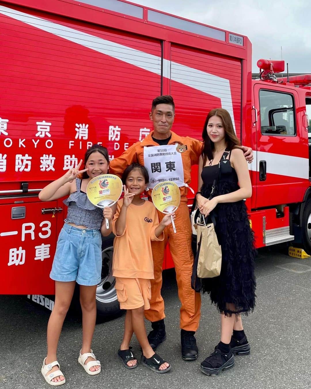 かなのインスタグラム：「． 👨🏾優勝🏆おめでとう㊗️ 杏奈も力翔も大喜びだったよ✨ ． 長い間お疲れ様でしたん🫶🏻💕 ． ． #消防士#消防士パパ#パパと娘#パパと息子#親子#家族写真#おめでとう#夏休み#firefighter」