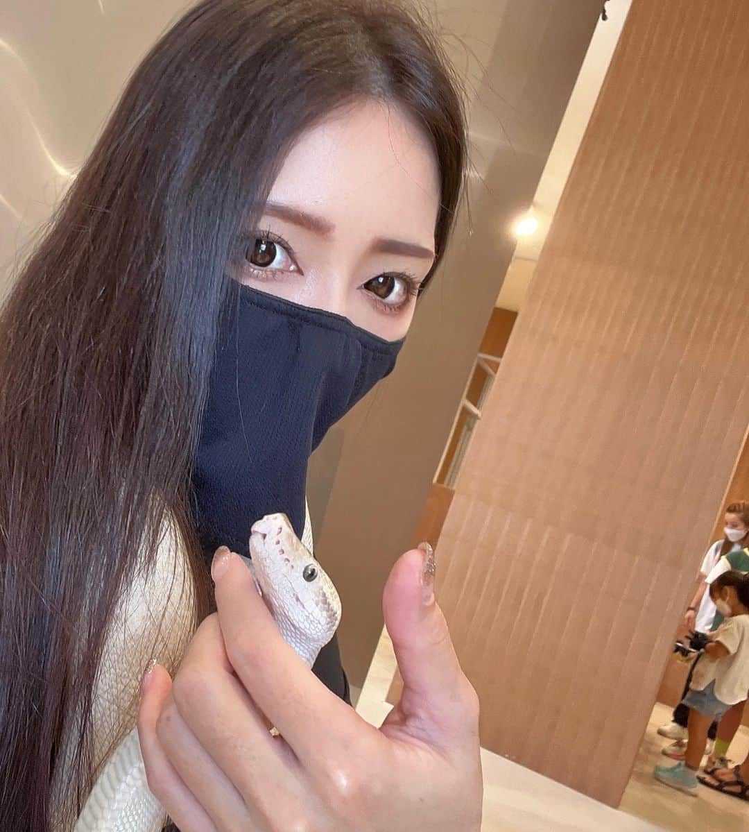 のインスタグラム：「. 蛇と私  友達に "蛇似合いそう"とか スタッフさんにも "お似合いですよ"  と… 蛇が似合うって褒められてる🐍？ 大丈夫？  #アラフォー#ママ#蛇#白蛇」