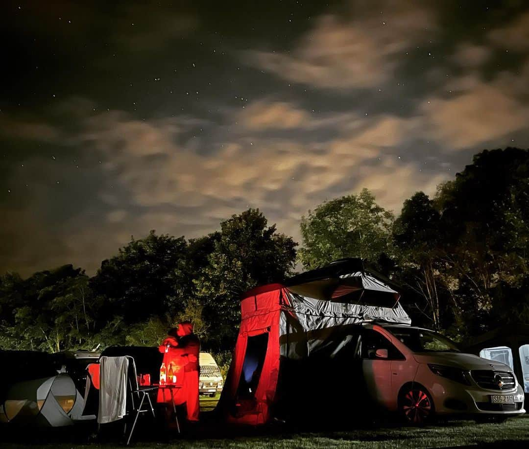 ミリアム・ツィーグラーのインスタグラム：「Der erste Ausflug im neuen Dachzelt war mega, danke an die Vanlovers.  #dachzelt #dachzeltreisen #vanlovers #camping #campingmithund #campingmitkindern #campinglife #campingtrip #bus #buslife #abanico #nature #natur #naturfotografie #naturelovers #mercedes #mercedesbenz #vklasse #draußen #family #familia #familytime」