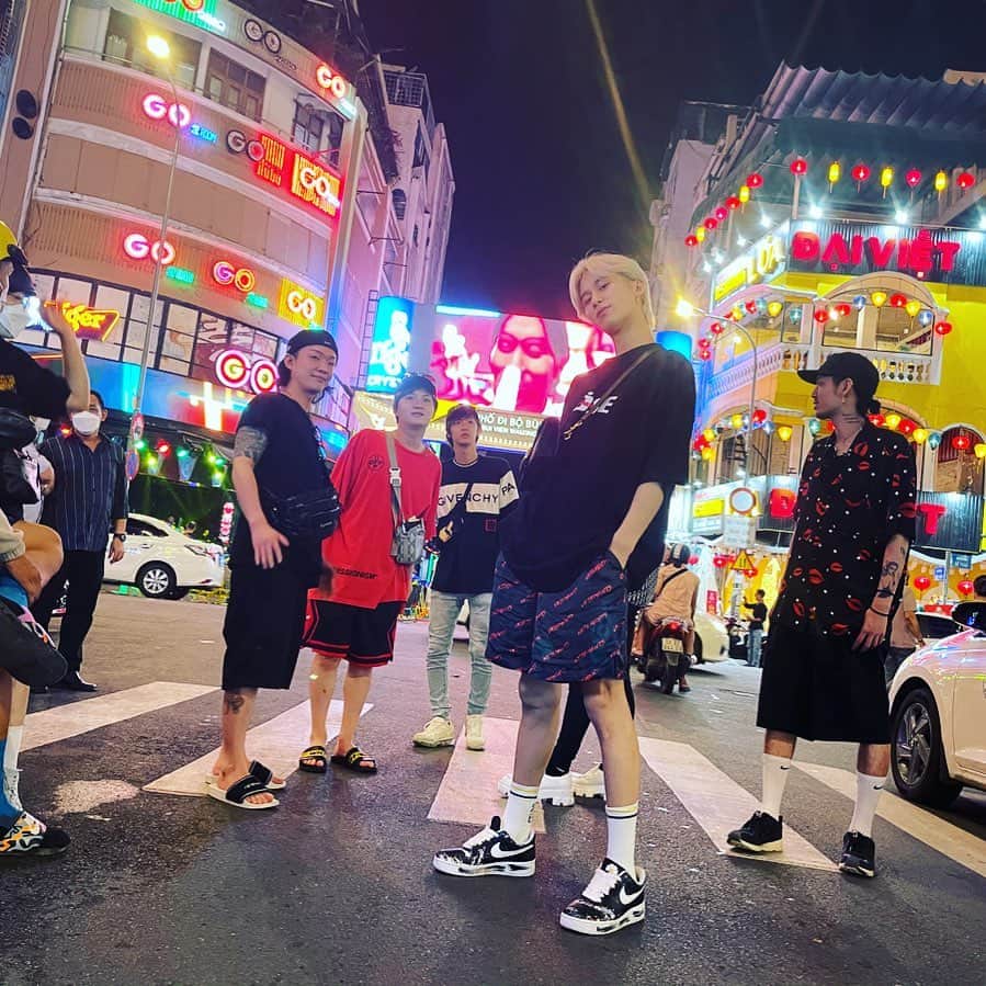 やるきげんきだいきのインスタグラム：「なんかベトナムの写真全部せながセンターにいるんだけど、お前全盛期のAKB48前田敦子けぇ？ YouTube撮ったので楽しみにしててください👍#ベトナム #ホーチミン #ブイビエン通り」