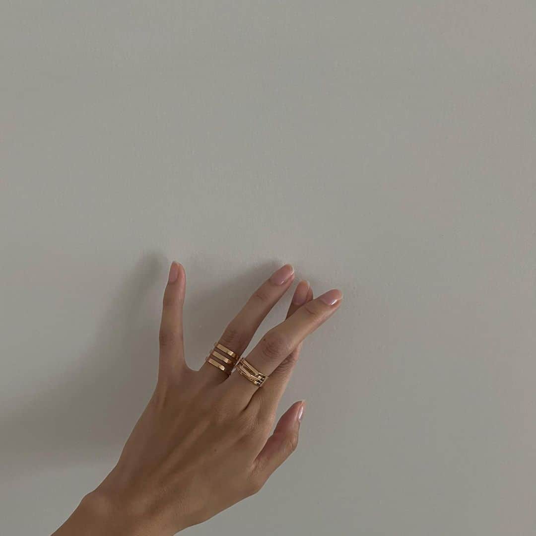 申真衣のインスタグラム：「ベビーカー押し続けた夏 すっかり灼けまして そして久しぶりの💅   rings @repossi 🤞🏼」