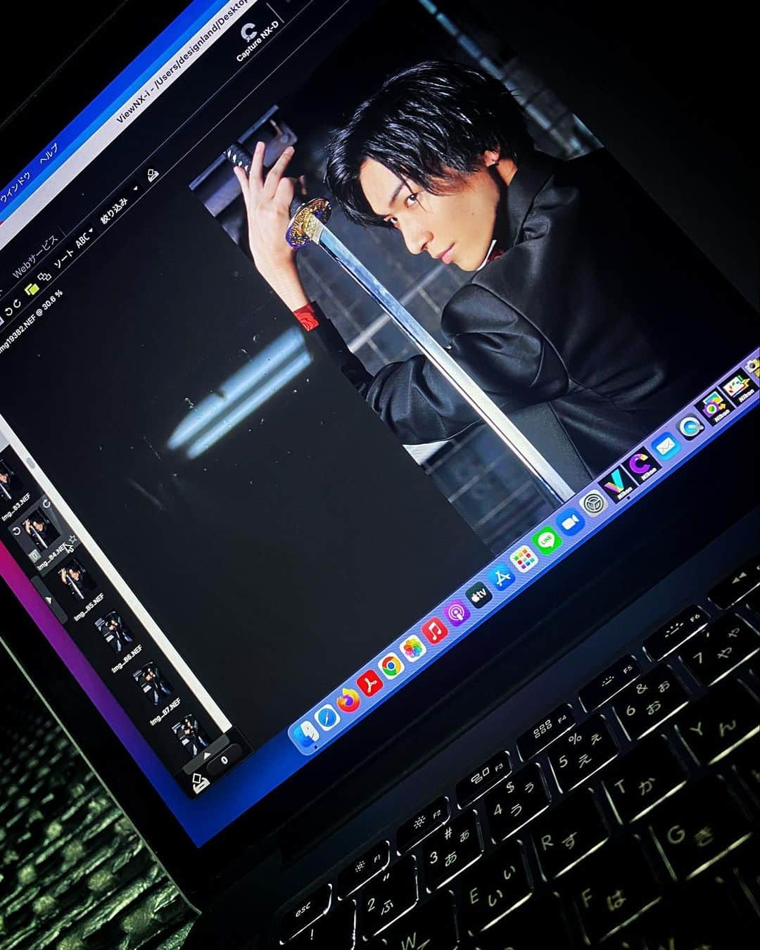 伊藤澄也さんのインスタグラム写真 - (伊藤澄也Instagram)「. 【お知らせ】 . 『悪を以って愛と成す』 こちら出演させて頂きます。 全員「スーツ×日本刀×悪」 ビジュアル撮影のときの写真〜お楽しみに〜！ .  ↓公演概要  eeo Stage action 劇団MNOP #2 『悪を以って愛と成す』  2022.10.26～10.30 全7公演 @ CBGKシブゲキ!!  #舞台#情報解禁#日本刀#スーツ#ホスト#感あるけどね俺#写真#カメラ#撮影」8月26日 21時38分 - sumiya.ito