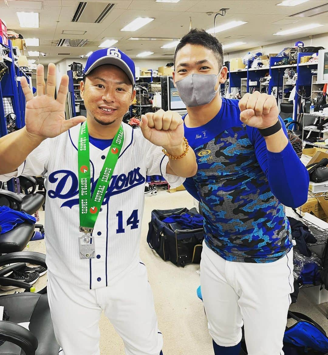 根尾昂のインスタグラム：「本日、試合前に 谷元さんの 500登板記念セレモニーが ありました！！ 本日もナイスピッチでした！！ 本人はどこがやねんいうてますけども。  いつも近くで 勉強させて頂いております。 おめでとうございました！！！」