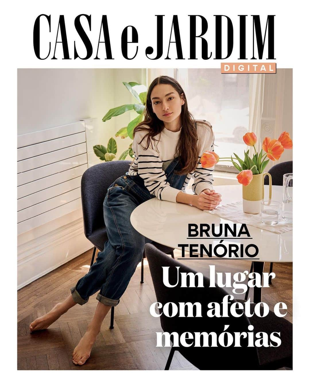 ブルーナ・テノリオのインスタグラム：「A capa digital de agosto da Casa e Jardim traz a modelo Bruna Tenório (@brunatenorio) em sua casa em Nova York. A townhouse de 1868, onde Bruna vive com o marido, o empresário e diretor financeiro Felipe Faria e o filho Gael, de 1 ano, fica no charmoso distrito histórico Bed-Stuy, no Brooklyn e foi um achado. “Os antigos proprietários a compraram e fizeram uma grande reforma na estrutura, restaurando os detalhes originais de madeira. Tivemos muita sorte que eles não se desfizeram da parte histórica. Muita gente, por incrível que pareça, destrói todo o ‘soul’ [alma] da casa”, fala a modelo.   Escada, lareira e piso de madeira, molduras e mosaicos de vidro nas janelas, sancas nos tetos, tudo foi mantido pela família. “Para nós, essas são as obras de arte mais importantes da nossa casa. Somos fãs do estilo mid century”, destaca Bruna.  O imóvel de quatro andares e 300 m² foi comprado em 2019, pouco antes da pandemia. O casal aproveitou o tempo de isolamento para imprimir seus gostos no novo lar. “Fizemos nós mesmos toda a parte estética. Desejávamos que tivesse 100% nosso DNA, que tudo fosse de acordo com o nosso estilo e necessidade. Então fomos comprando aos poucos, pesquisando, pensando… Queríamos um local com o aconchego e o sentimento de uma casa real.  E acho que conseguimos”, conclui Bruna. Deslize para conhecer o projeto. A matéria completa está na edição deste mês, disponível nas bancas e no Globo+. Fotos Andre Schneider」